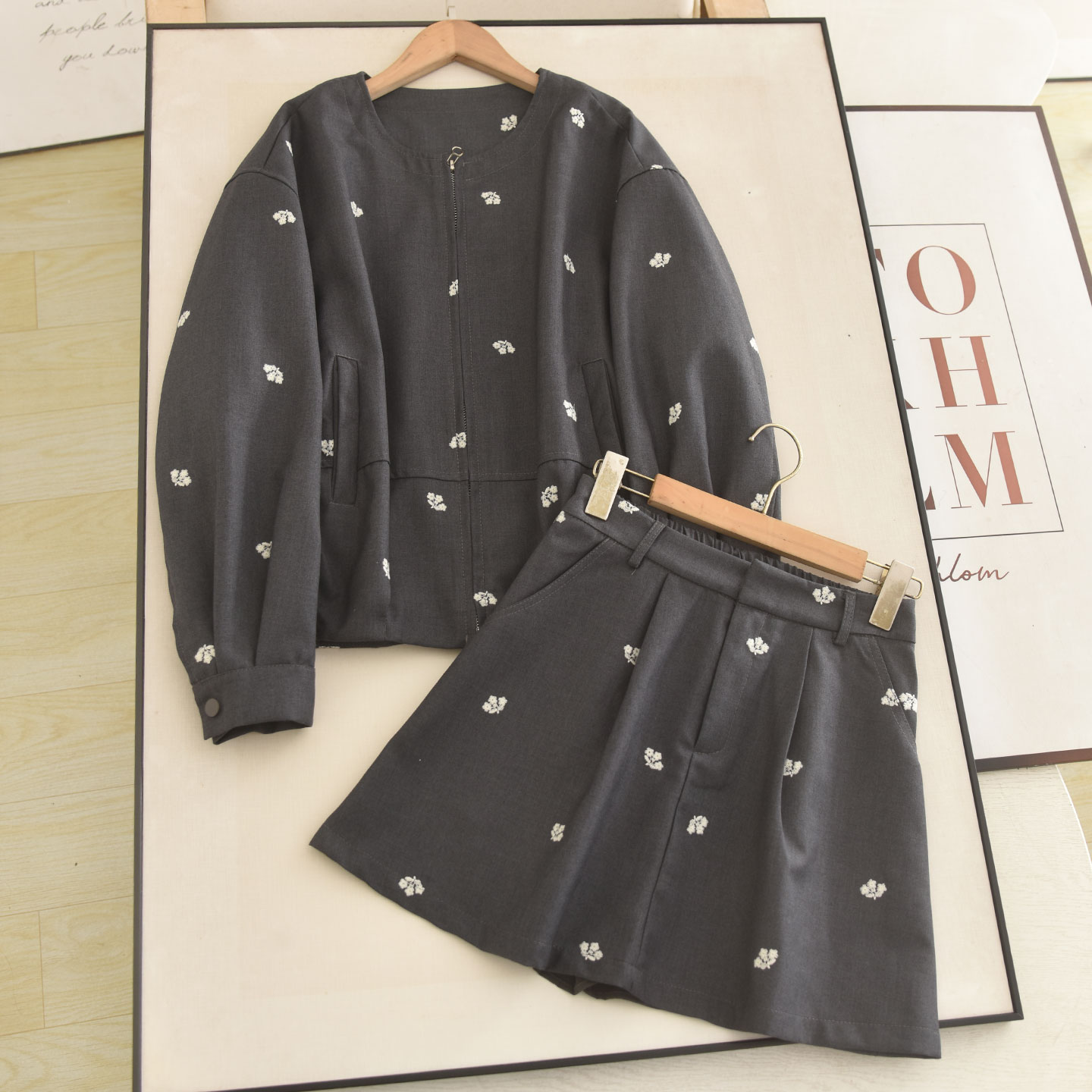 Elegancki szary garnitur z kwi – Embroidery Jacket recenzja i cena